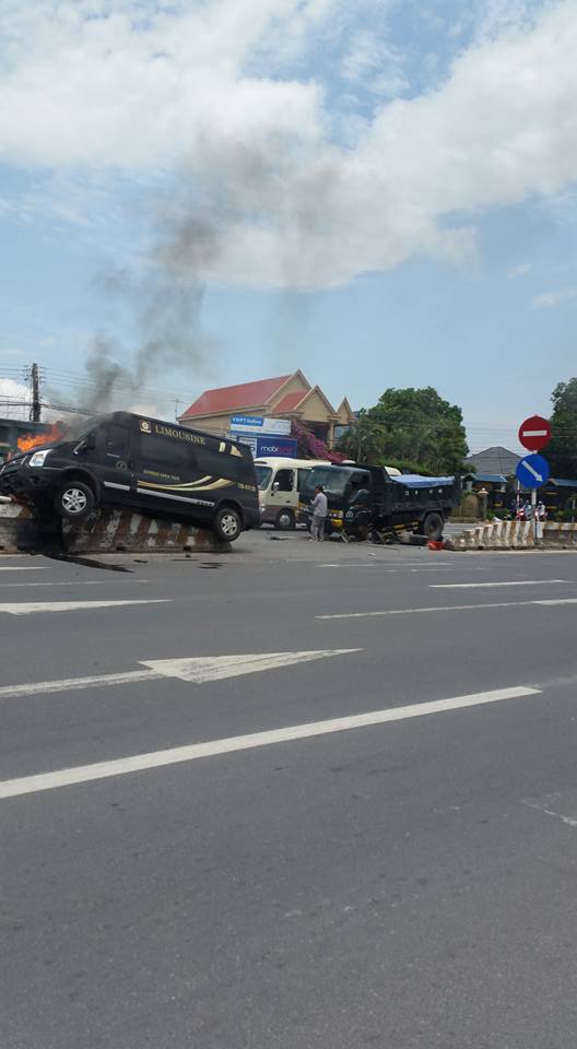Clip: Đâm xe tải, xe Limousine bốc cháy ở Bà Rịa - Vũng Tàu - 1