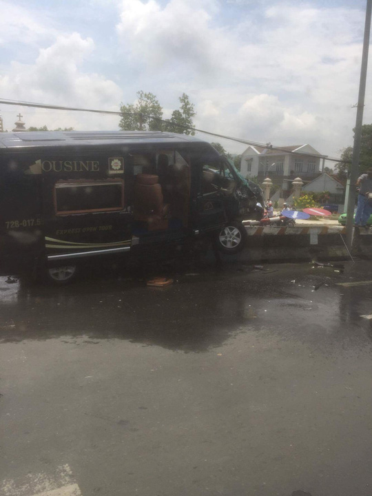 Clip: Đâm xe tải, xe Limousine bốc cháy ở Bà Rịa - Vũng Tàu - 2