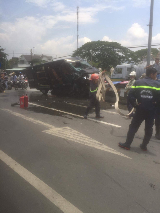 Clip: Đâm xe tải, xe Limousine bốc cháy ở Bà Rịa - Vũng Tàu - 3