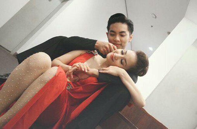 Ở hậu trường, vũ công sinh năm 1993 tình tứ chăm sóc Khánh Thi sau những giờ diễn căng thẳng.