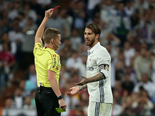 Kinh điển Real-Barca: Ramos tố VUA Messi đóng kịch, đòi tẩn Pique - 1