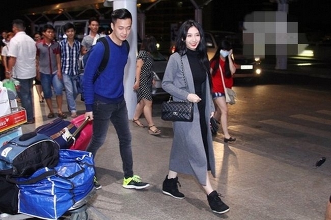 Đi đâu, Ngô Kiến Huy luôn là người "khệ nệ" với đồng hành lí còn Khổng Tú Quỳnh rất rảnh rang.