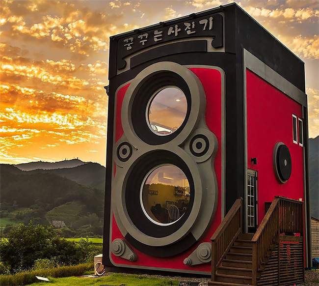 Đây là quán cà phê sách có kiến trúc mô phỏng chiếc máy ảnh huyển thoại Rollei Flex 2.8, tọa lạc tại trên một ngọn đồi cách thủ đô Seoul, Hàn Quốc khoảng 80 km về phía đông.