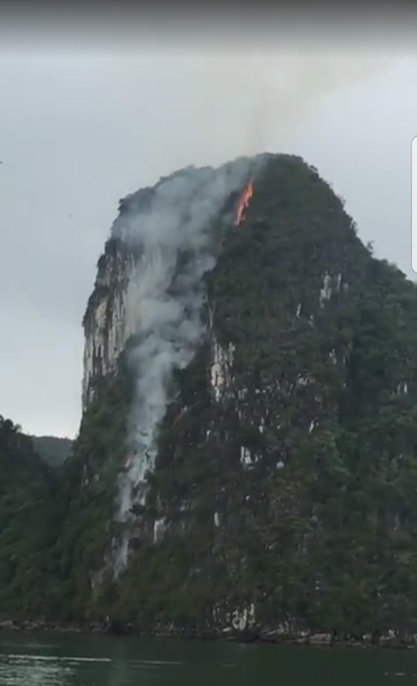 Clip: Núi đá giữa vịnh Hạ Long bốc cháy nghi ngút - 1