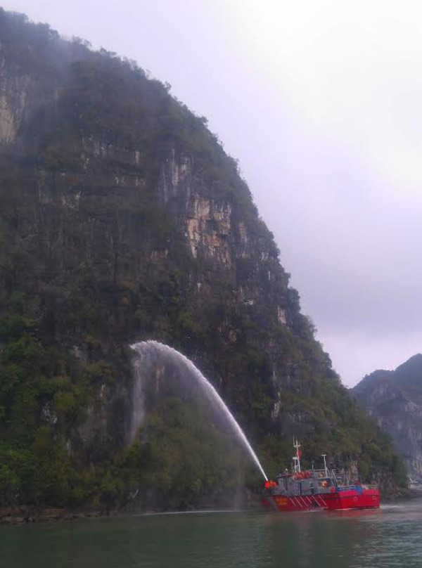 Clip: Núi đá giữa vịnh Hạ Long bốc cháy nghi ngút - 2