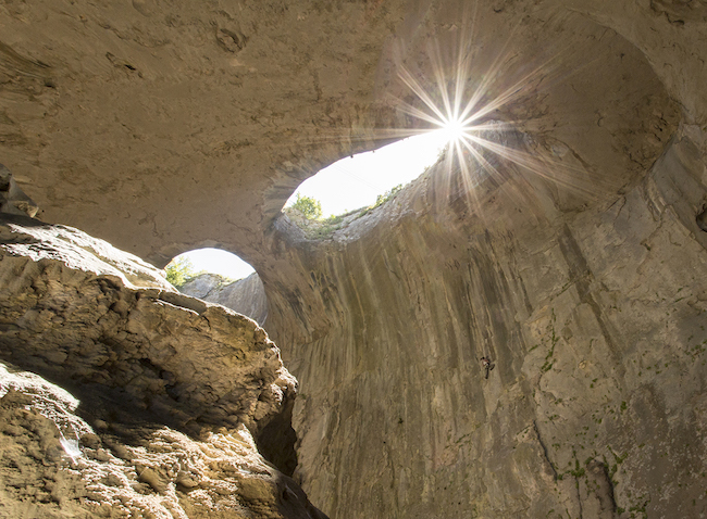 Đôi &#34;mắt thần&#34; kỳ dị đáng sợ trong hang động lớn nhất Bulgari - 1