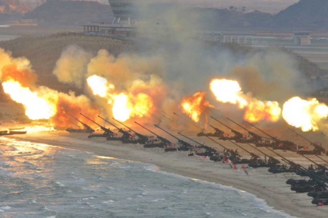 Triều Tiên khai hỏa pháo binh, cho Mỹ 2 lựa chọn đầu hàng - 1