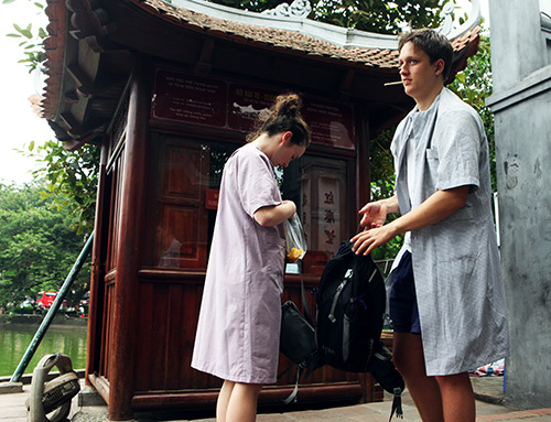 Người mặc váy ngắn, quần cộc bị cấm vào đền Ngọc Sơn - 4