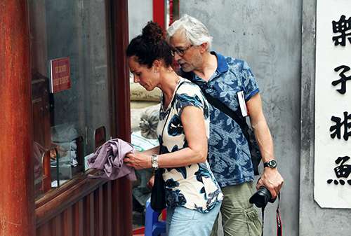 Người mặc váy ngắn, quần cộc bị cấm vào đền Ngọc Sơn - 3