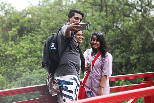 Người mặc váy ngắn, quần cộc bị cấm vào đền Ngọc Sơn - 7