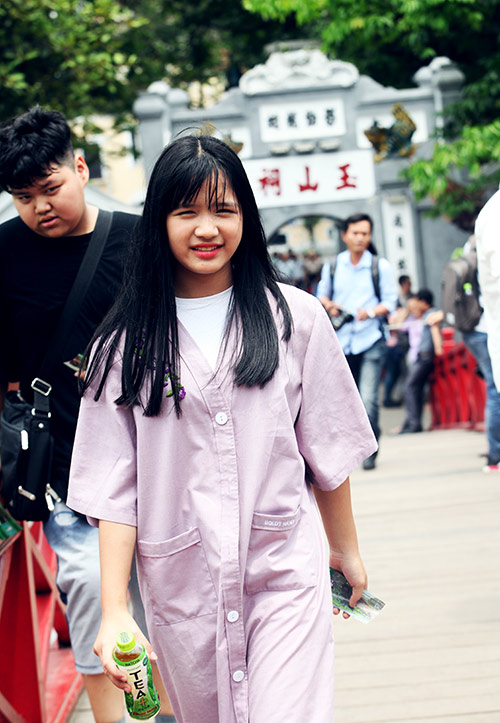 Người mặc váy ngắn, quần cộc bị cấm vào đền Ngọc Sơn - 6