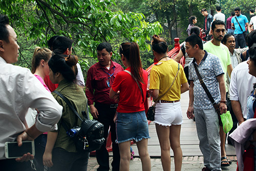 Người mặc váy ngắn, quần cộc bị cấm vào đền Ngọc Sơn - 2