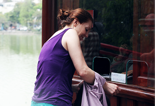 Người mặc váy ngắn, quần cộc bị cấm vào đền Ngọc Sơn - 13