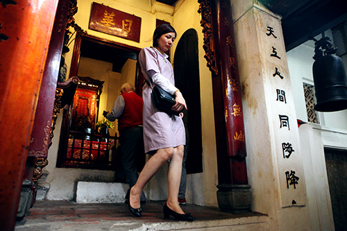 Người mặc váy ngắn, quần cộc bị cấm vào đền Ngọc Sơn - 9