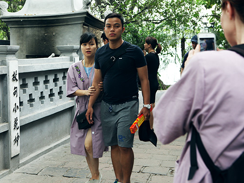 Người mặc váy ngắn, quần cộc bị cấm vào đền Ngọc Sơn - 10