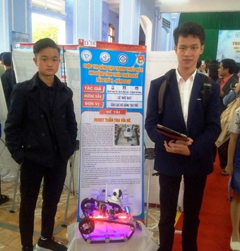 Độc đáo robot tuần tra vỉa hè của ba cậu học trò xứ Huế - 1
