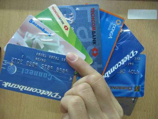 Mỗi thẻ ATM “gánh” 20-25 loại phí, ngân hàng nói gì? - 1