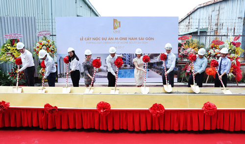 Dự án khu dân cư M-one Nam Sài Gòn cất nóc đúng tiến độ - 1