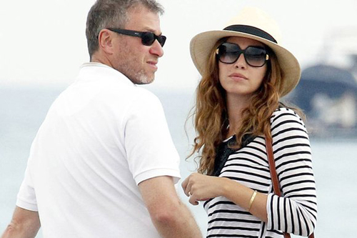 Điều gì khiến mỹ nữ này được tỷ phú Nga tặng 40 ha đất mặt trăng? - 2