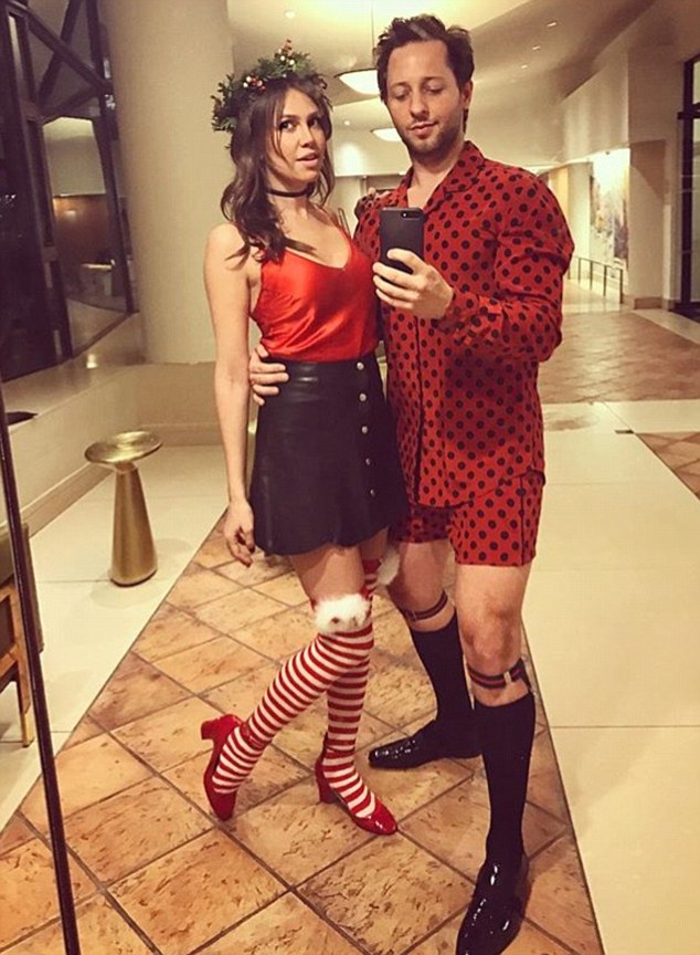 Điều gì khiến mỹ nữ này được tỷ phú Nga tặng 40 ha đất mặt trăng? - 11