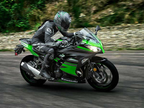 So kè 2017 Kawasaki Ninja 300 và Yamaha YZF-R3 - 2