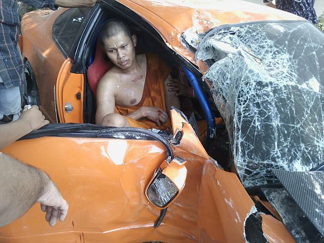 Sư Thái Lan đâm tan nát siêu xe đi mượn vào gốc cây - 1