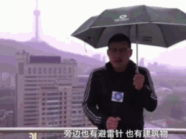 MC Trung Quốc bị sét đánh ngay khi dẫn truyền hình trực tiếp - 1