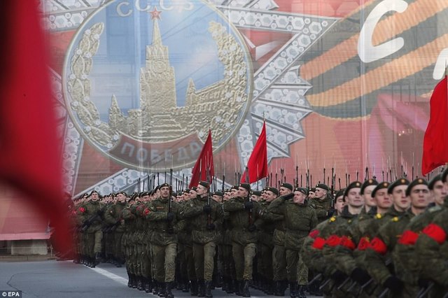 Nga rầm rộ chuẩn bị dịp lễ trọng, vũ khí để chật đường - 3