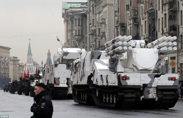 Nga rầm rộ chuẩn bị dịp lễ trọng, vũ khí để chật đường - 2