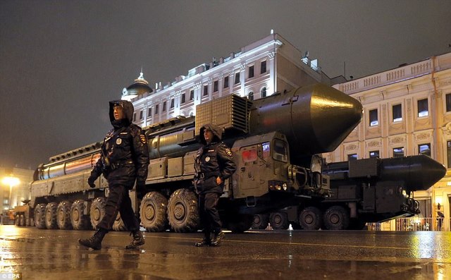 Nga rầm rộ chuẩn bị dịp lễ trọng, vũ khí để chật đường - 5