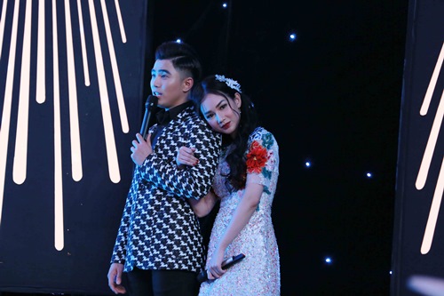 Dương Triệu Vũ trao nhẫn cho Mr. Đàm trước hàng trăm khán giả - 7