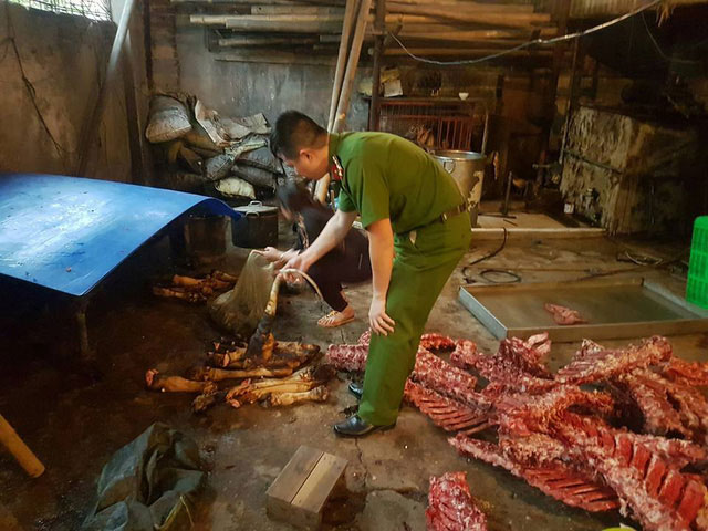 Hà Nội: Buộc tiêu hủy hơn 2.000 kg thực phẩm “bẩn” - 1