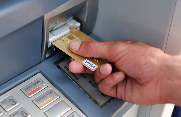 Ngân hàng không được để ATM hết tiền, ngưng hoạt động trong dịp 30/4-1/5 - 1