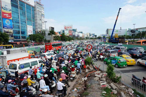 Người dân “nghẹt thở” rời Sài Gòn về quê nghỉ lễ - 1