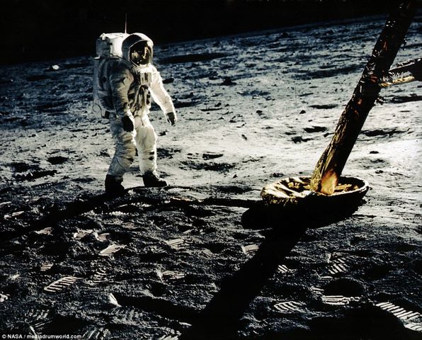 Ảnh màu hiếm về lần đầu con người đặt chân lên Mặt trăng - 1