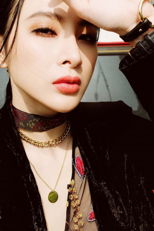 Angela Phương Trinh mix lưới sexy ngút ngàn &#34;áp đảo&#34; gái Hàn - 1