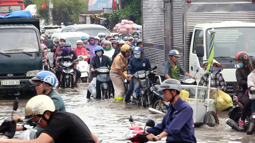 Dòng người &#34;chôn chân&#34; ở cửa ngõ Sài Gòn vì mưa ngập - 5