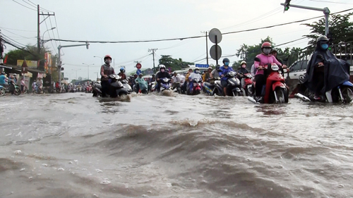 Dòng người &#34;chôn chân&#34; ở cửa ngõ Sài Gòn vì mưa ngập - 2