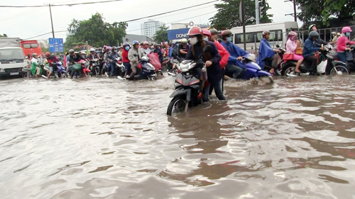 Dòng người &#34;chôn chân&#34; ở cửa ngõ Sài Gòn vì mưa ngập - 3