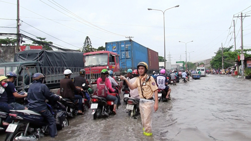 Dòng người &#34;chôn chân&#34; ở cửa ngõ Sài Gòn vì mưa ngập - 4