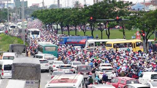 Dòng người &#34;chôn chân&#34; ở cửa ngõ Sài Gòn vì mưa ngập - 11