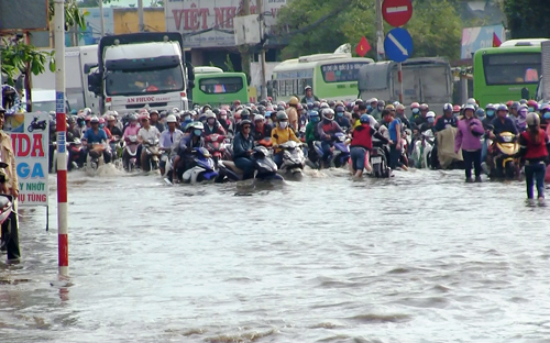 Dòng người &#34;chôn chân&#34; ở cửa ngõ Sài Gòn vì mưa ngập - 7