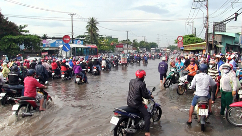 Dòng người &#34;chôn chân&#34; ở cửa ngõ Sài Gòn vì mưa ngập - 8