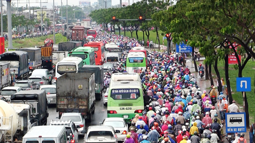 Dòng người &#34;chôn chân&#34; ở cửa ngõ Sài Gòn vì mưa ngập - 12