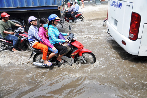 Dòng người &#34;chôn chân&#34; ở cửa ngõ Sài Gòn vì mưa ngập - 15