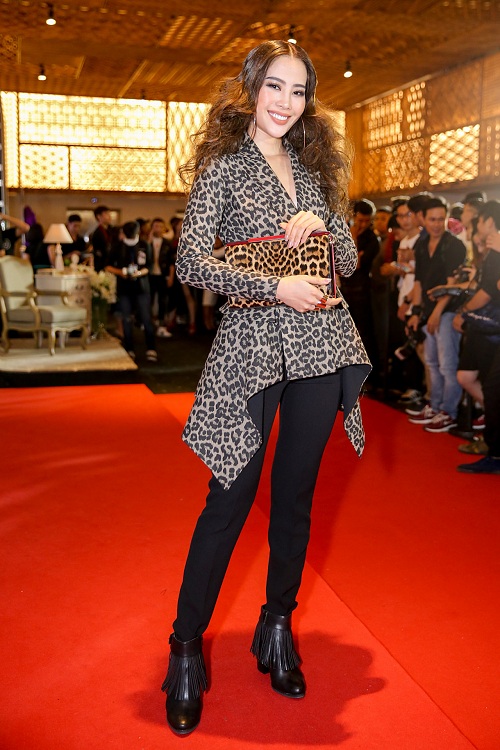 Bà Tưng hở eo, rách rưới "lạc quẻ" giữa dàn chân dài xúng xính - 11