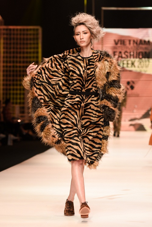 Bà Tưng hở eo, rách rưới "lạc quẻ" giữa dàn chân dài xúng xính - 13