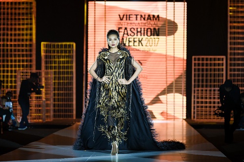 Bà Tưng hở eo, rách rưới "lạc quẻ" giữa dàn chân dài xúng xính - 14