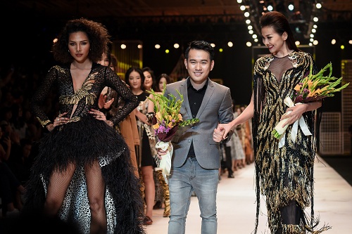 Bà Tưng hở eo, rách rưới "lạc quẻ" giữa dàn chân dài xúng xính - 15