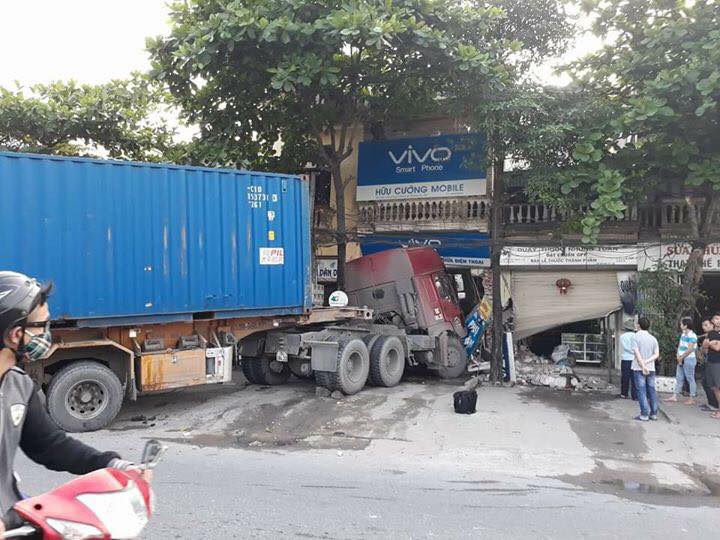 Hà Nội: Xe container nổ lốp, lao thẳng vào 2 nhà dân - 1